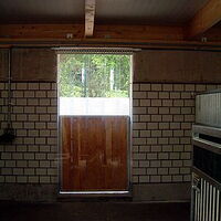 Streifentor innen unten Stalltor aus Holz.
