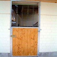 Streifentor aussen unten Stalltor aus Holz.